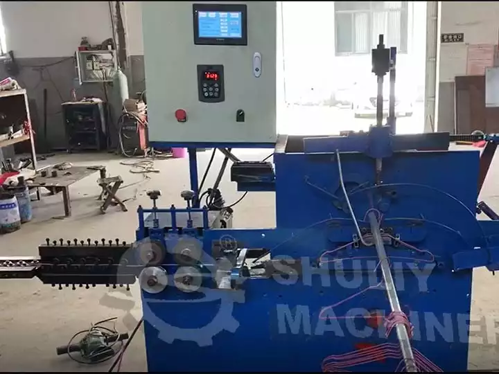Máquina para fabricar ganchos para colgar enviada a Arabia Saudita