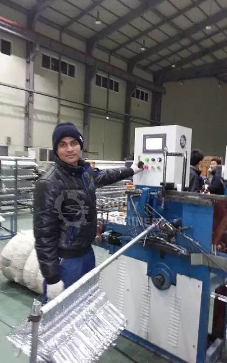 客户参观衣架机械厂